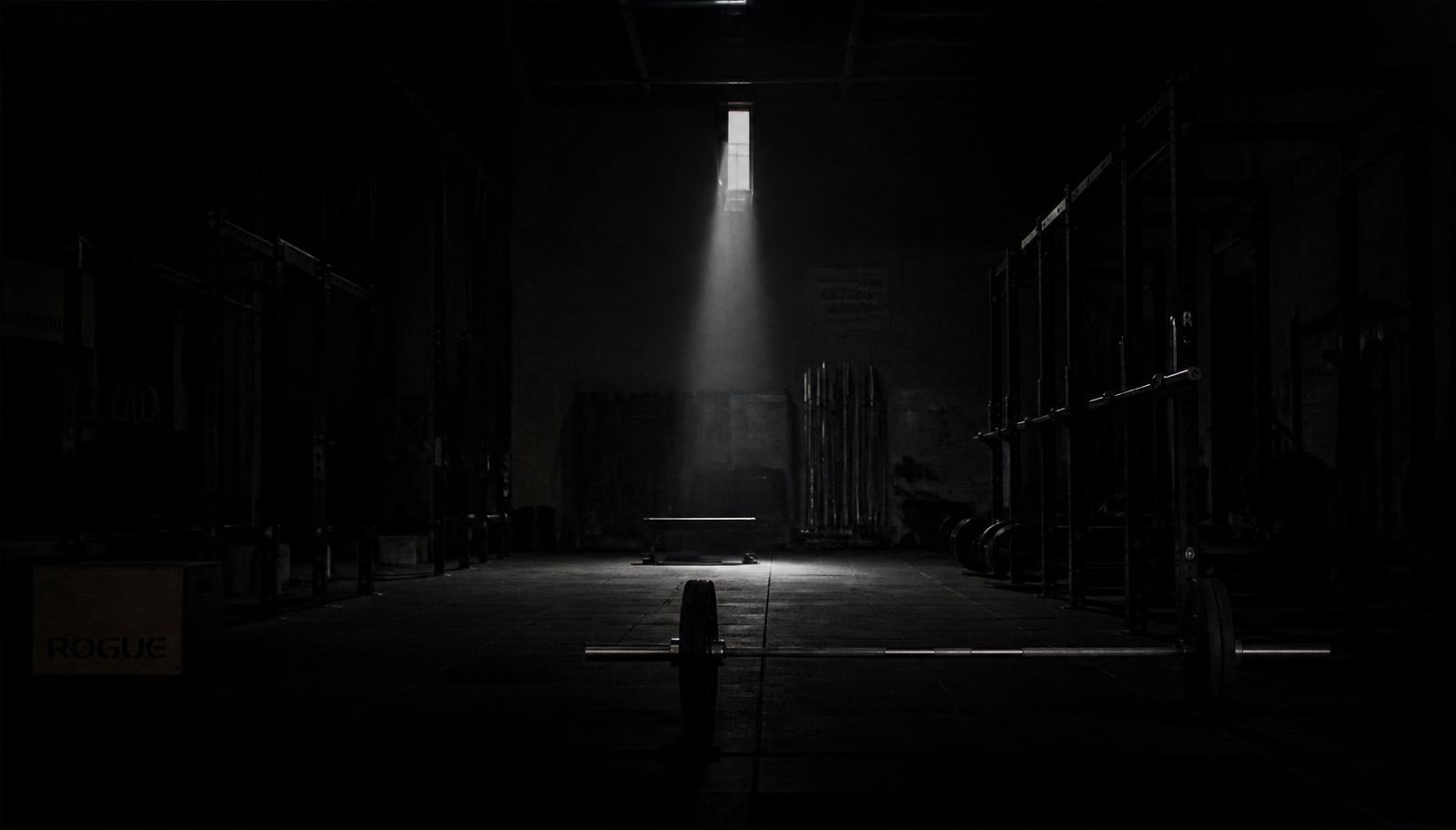 Sala de fuerza en penumbra